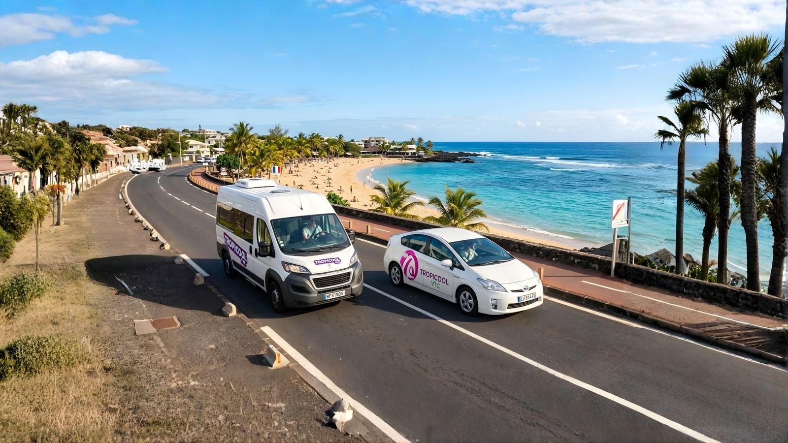 Véhicules Tropicool VTC sur la route côtière de La Réunion